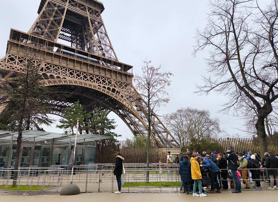 Khach du lich den thap Eiffel duoc thong bao diem tham quan nay phai dong cua vi ly do an ninh. Anh: X