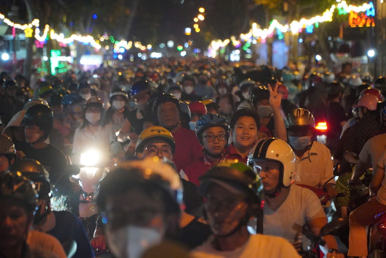 Khoang 19h, duong Pham The Hien (cung duong co toi 4-5 nha tho) da roi vao tinh trang un u nghiem trong khi co rat dong nguoi dan do ve day de vui choi.