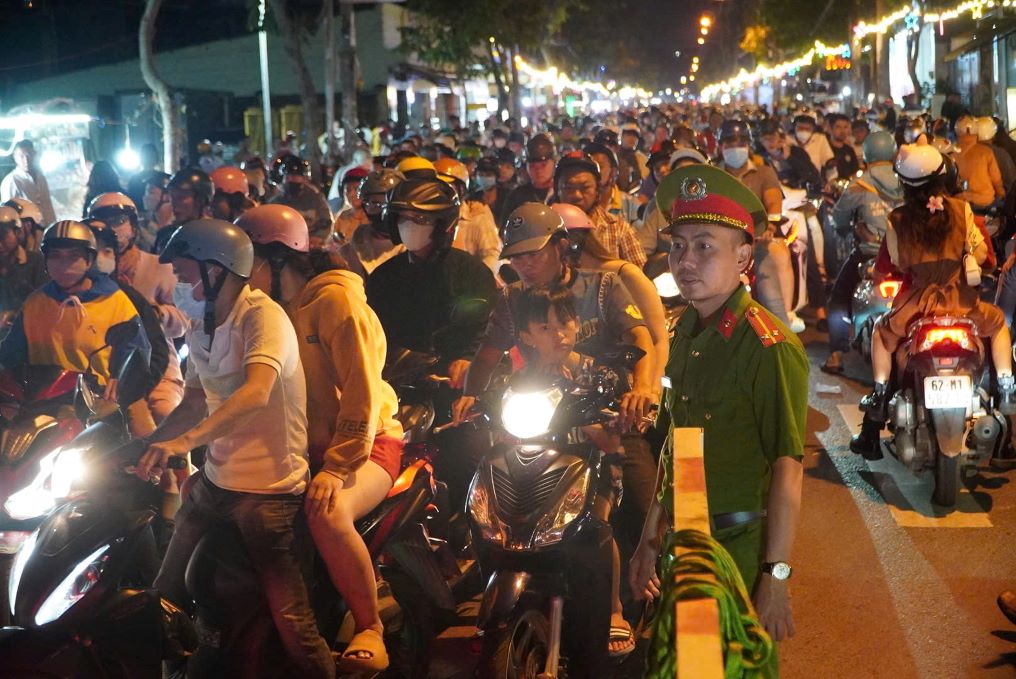 Tinh trang un u xay ra nghiem trong nhat la doan qua cua cac nha tho, luc luong chuc nang da phai dung barie, tao thanh 2 lan duong tam thoi de nguoi dan di chuyen duoc de dang hon. 