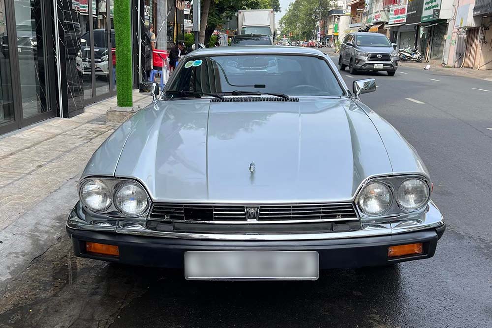 Jaguar XJS phien ban mau bac cung tung xuat hien o Viet Nam. Anh: Supercar In VietNam