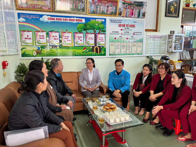 Mr. Hoang Lien, Chairman of Lam Dong Provincial Labor Federation (third from left) visited and encouraged union members and workers of Hien Linh Kindergarten. Photo: T. Duong