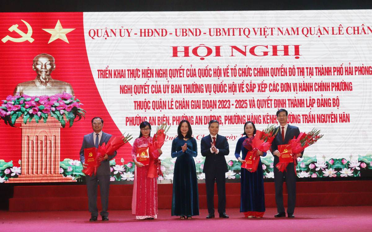 Le Chan District Party Committee handed over the Decision to establish Party Committees of new wards after the merger. Photo: Hai Phong Portal