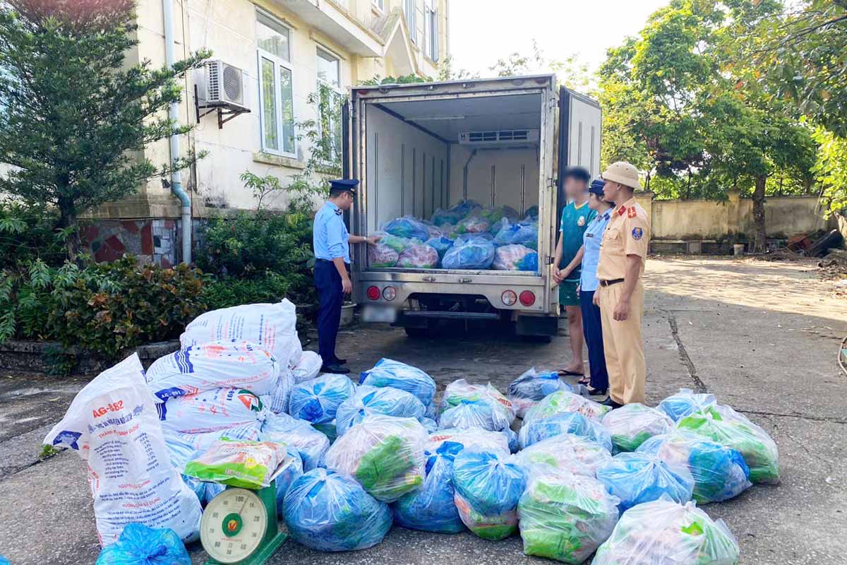 Transferring the case of transporting nearly 2 tons of smuggled duck breast to the prosecution agency, the incident occurred in October 2024 in Hai Ha district, Quang Ninh province. Photo: Quang Ninh Market Management Department