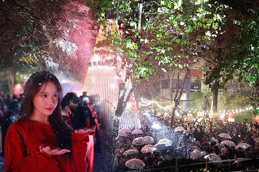 Hundreds of people enjoy "snow" in the heart of Hanoi
