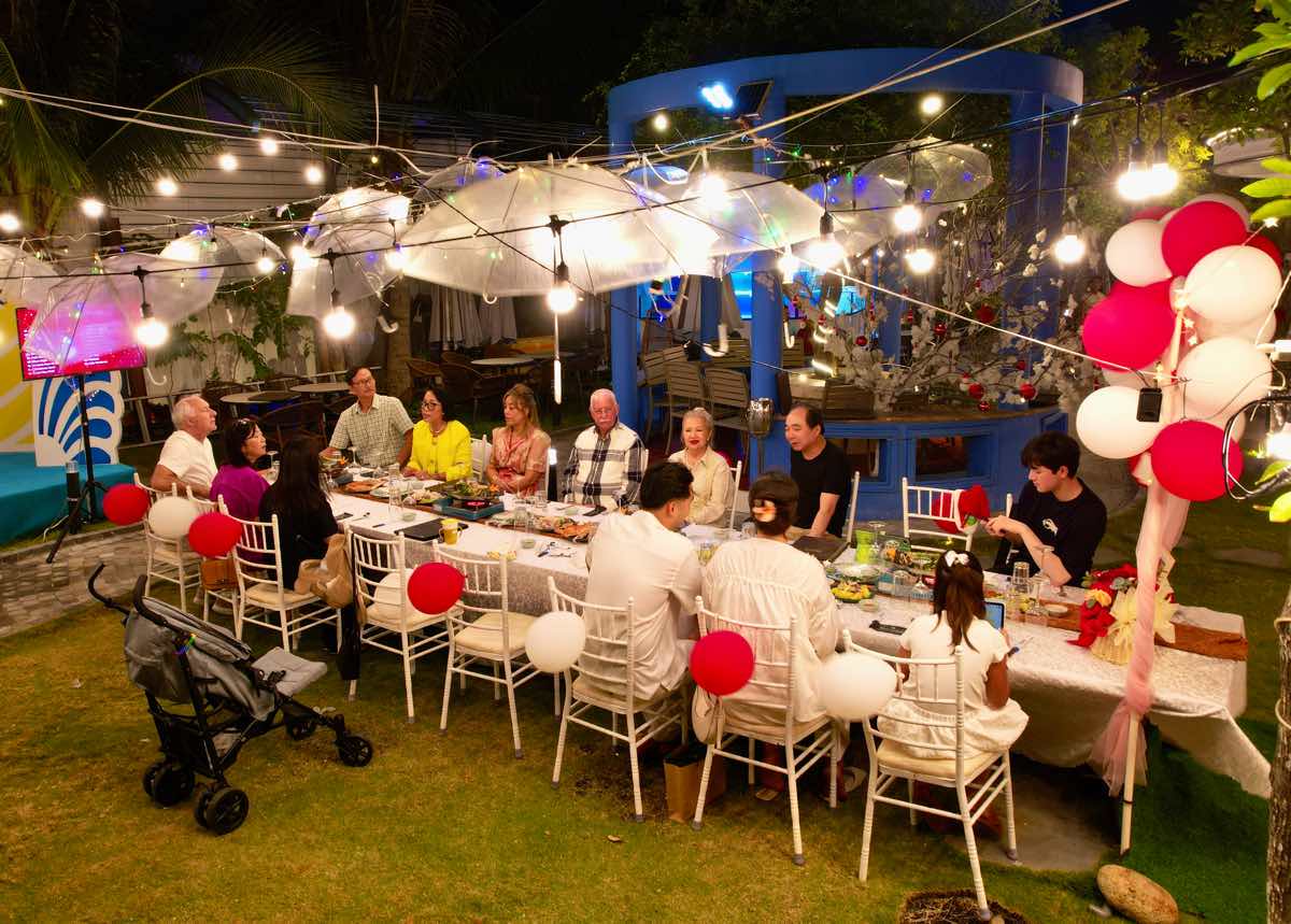 Tourists celebrate a peaceful Christmas by the sea in Phan Thiet. Photo: Duy Tuan
