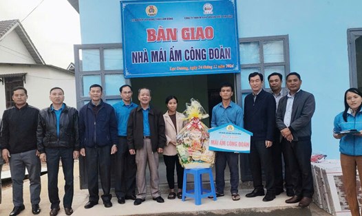 Vợ chồng anh Rơ Ông Ha Pôl, thuộc Công đoàn cơ sở xã Lát, phấn khởi nhận hỗ trợ xây dựng nhà "Mái ấm Công đoàn" từ Liên đoàn Lao động huyện Lạc Dương. Ảnh: N.Loan