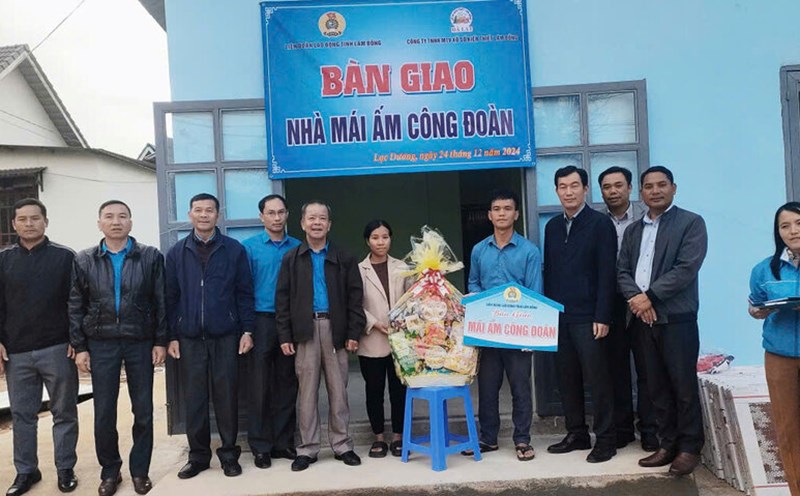 Mr. Ro Ong Ha Pol and his wife, members of the Lat Commune Labor Union, were excited to receive support to build a "Union Shelter" house from the Lac Duong District Labor Federation. Photo: N.Loan