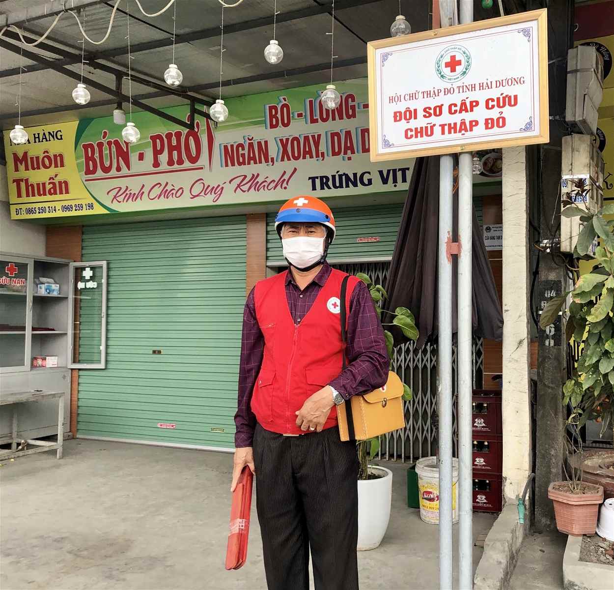 Mr. Nguyen Ngoc Tuy has spent more than 30 years saving people on Highway 5 in Hai Duong. Photo: Character provided