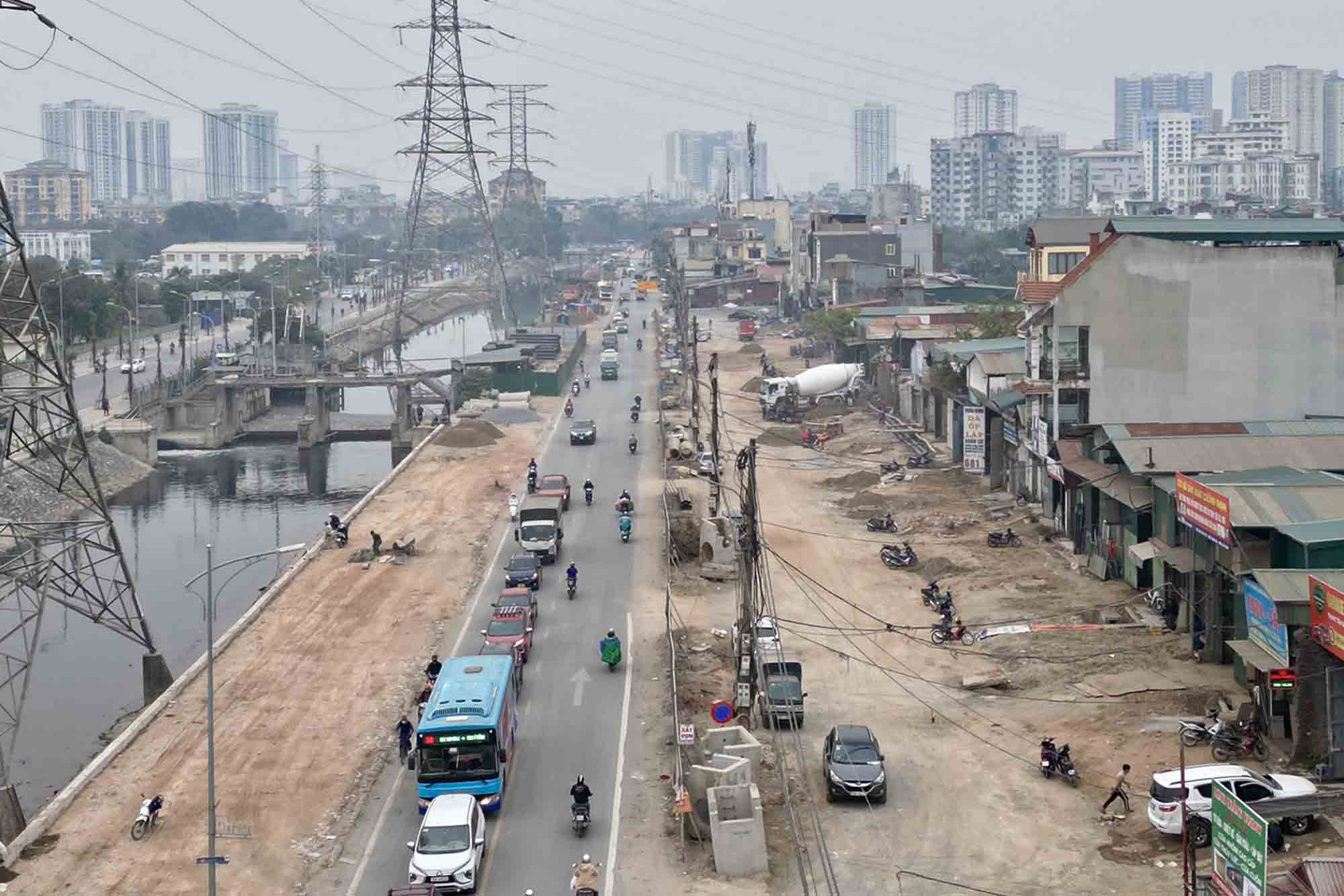 Tam Trinh Street (Hoang Mai District, Hanoi) is under construction to expand. Photo: Huu Chanh