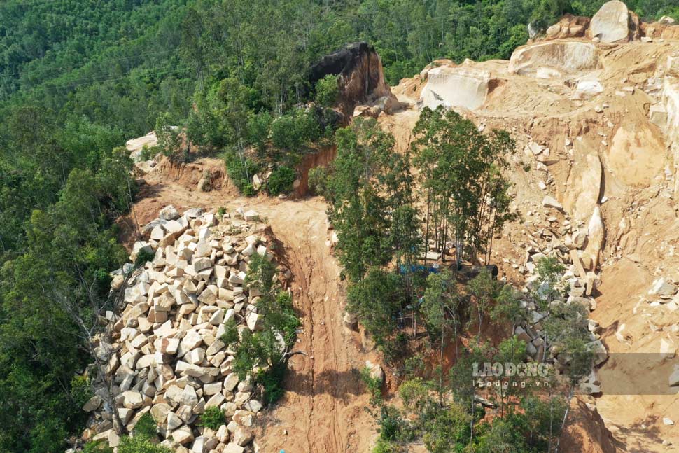 Núi Hòn Chà ở Bình Định bị "đá tặc" băm nát để khai thác trong thời gian dài. Ảnh: Phương Thảo