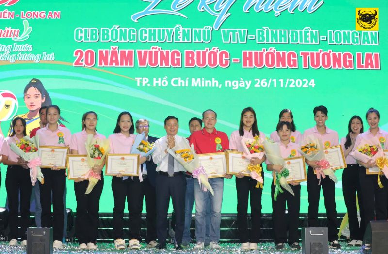 VTV Bình Điền Long An tại buổi lễ kỉ niệm 20 năm thành lập đội bóng. Ảnh: VTV BĐLA FC