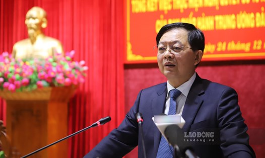 Bí thư Tỉnh ủy Bình Định Hồ Quốc Dũng nói về việc sắp xếp bộ máy tại hội nghị. Ảnh: Phương Thảo