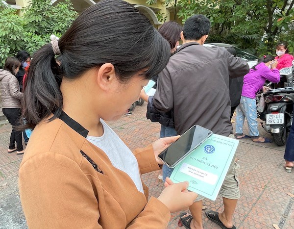 Many businesses owe social insurance, affecting the rights of workers. Photo: Ha Anh