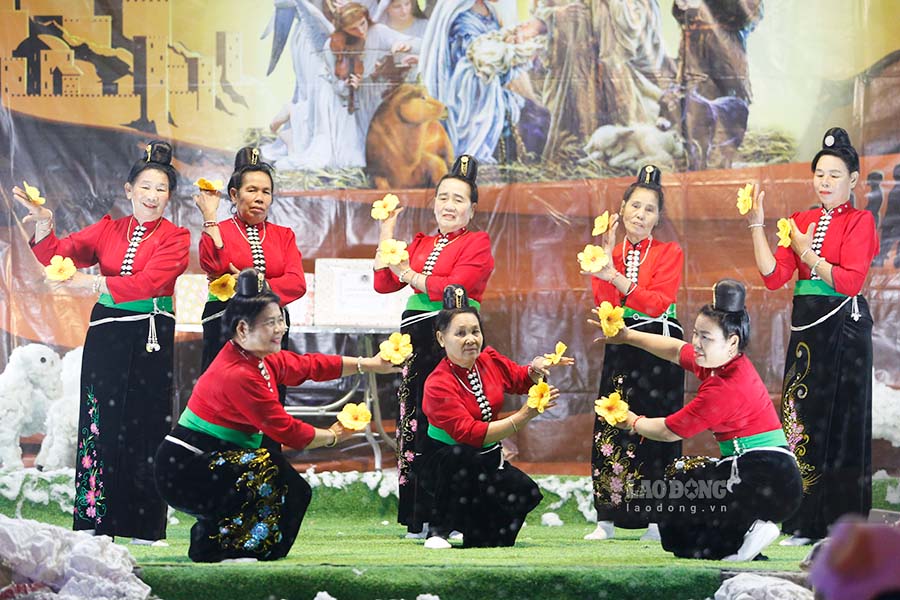 “Nam nay, khong khi le hoi cang them soi dong khi dong dao ba con cung nhau tham du. Dac biet, cac tiet muc van nghe do chinh dong bao dan toc noi day bieu dien da de lai an tuong sau sac” - ong Binh noi.