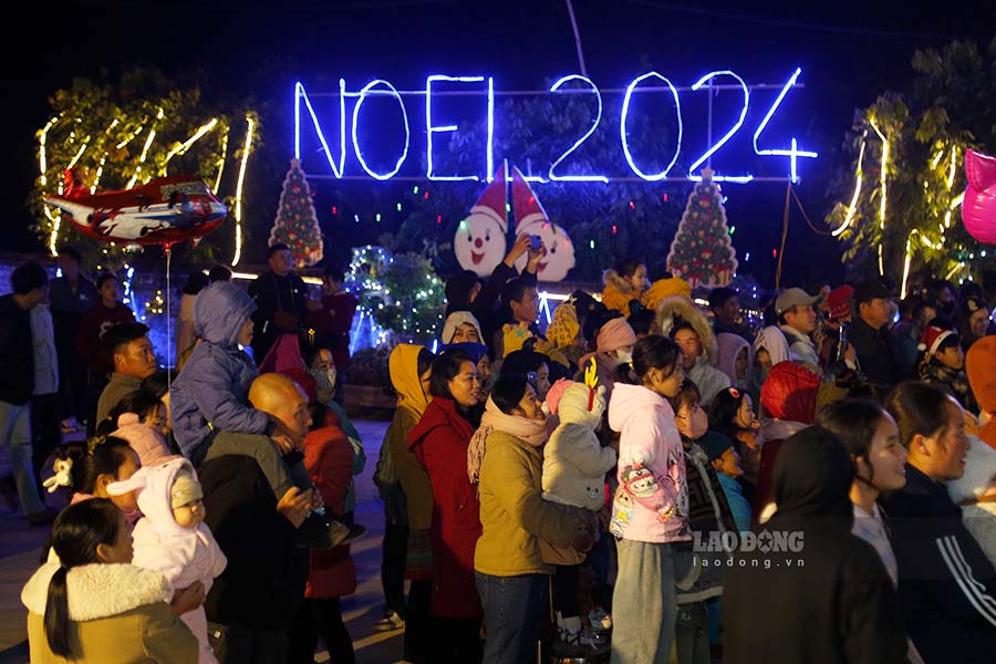 Anh Nguyen Van Truong - Thi tran Muong Ang, huyen Muong Ang – cho biet: “Khong khi Giang sinh nam nay that nao nhiet, nguoi dan cac dan toc cung nhau chung vui, the hien tinh than doan ket that dang quy”.