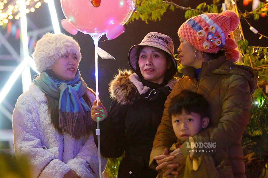 Giao dan Giao ho Muong Ang chu yeu den tu tinh Nam Dinh va Thai Binh, len Dien Bien tu nhung nam 1963 - 1978 de lam cong nhan. Hien nay, Giao ho Muong Ang co khoang 80 nguoi.