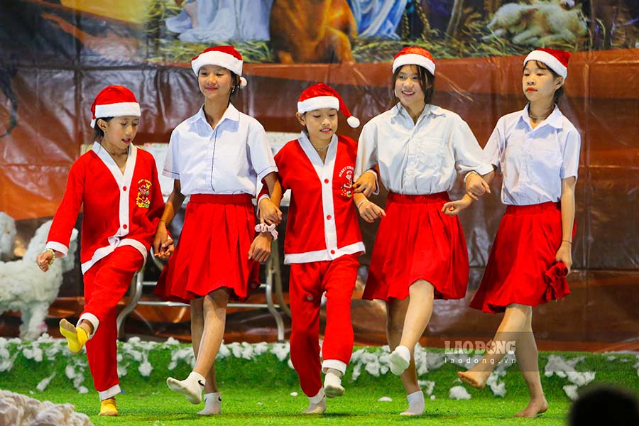 Nhung dieu mua truyen thong ket hop voi nhung bai hat mung Chua ra doi da tao nen mot khong khi that doc dao va y nghia.