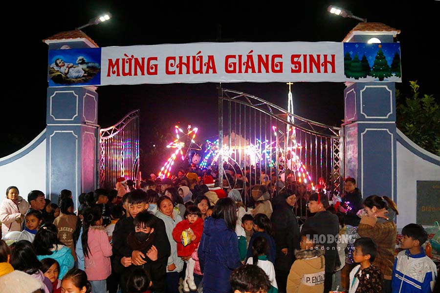 Toi 24.12, tai xa Ang Nua, huyen Muong Ang, tinh Dien Bien hang nghin nguoi dan da do ve Giao ho Muong Ang de don le Giang sinh.