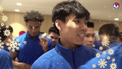 Nguyen Xuan Son reacts at Christmas party with Vietnam team.