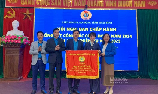 Bà Trần Thị Thanh Hà - Ủy viên Đoàn Chủ tịch, Trưởng ban Quan hệ lao động Tổng LĐLĐVN trao Cờ thi đua của Tổng LĐLĐ Việt Nam cho LĐLĐ tỉnh Thái Bình. Ảnh: Lương Hà