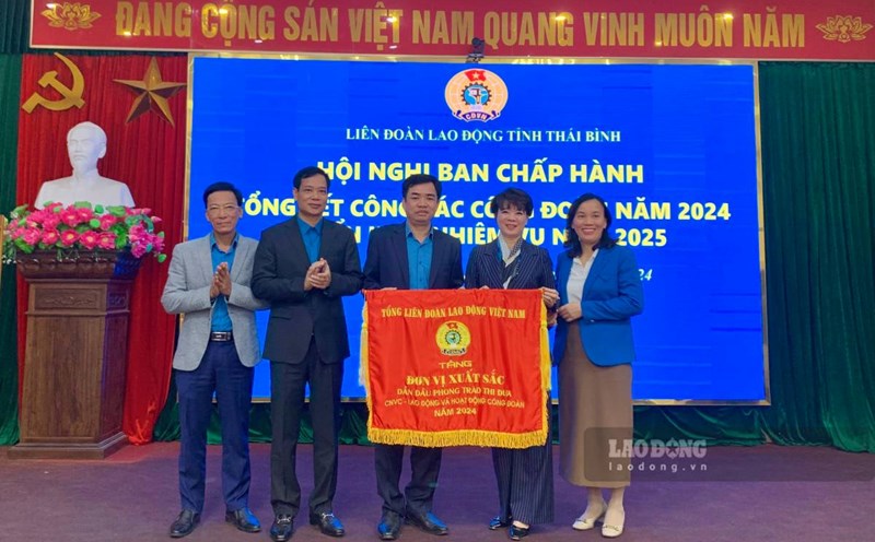 Ms. Tran Thi Thanh Ha - Member of the Presidium, Head of the Labor Relations Department of the Vietnam General Confederation of Labor awarded the Emulation Flag of the Vietnam General Confederation of Labor to the Thai Binh Provincial Labor Federation. Photo: Luong Ha
