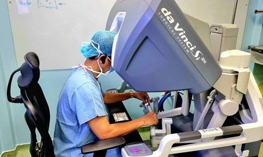 Phẫu thuật bằng robot.