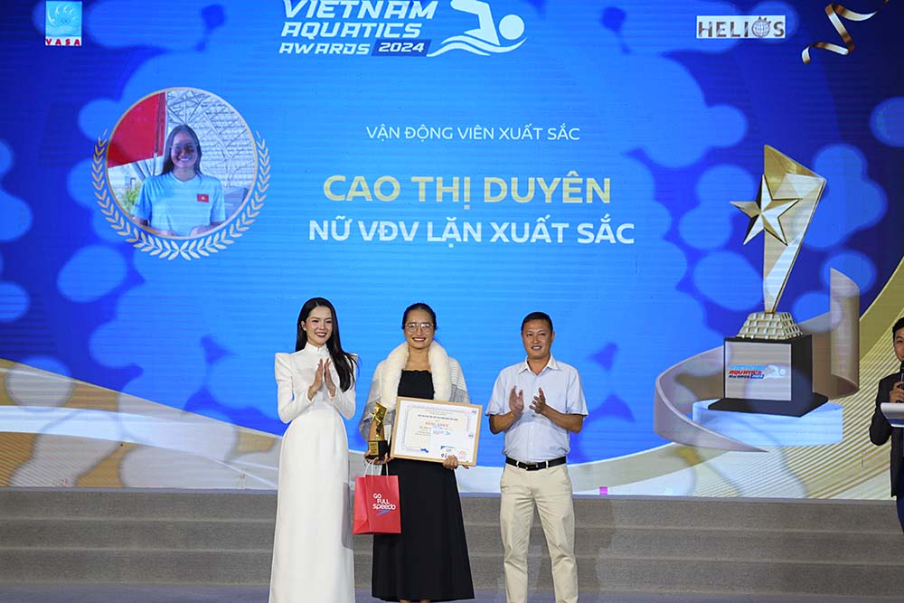 Dang Nhat Nam  va Cao Thi Duyen duoc vinh danh “Van dong vien lan xuat sac cua nam 2024” o noi dung nam va nu. Anh: Thu Hien