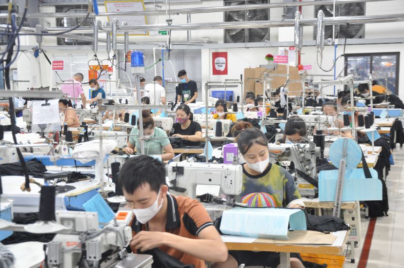 Workers working in a company in Bac Giang province. Photo: Bao Han
