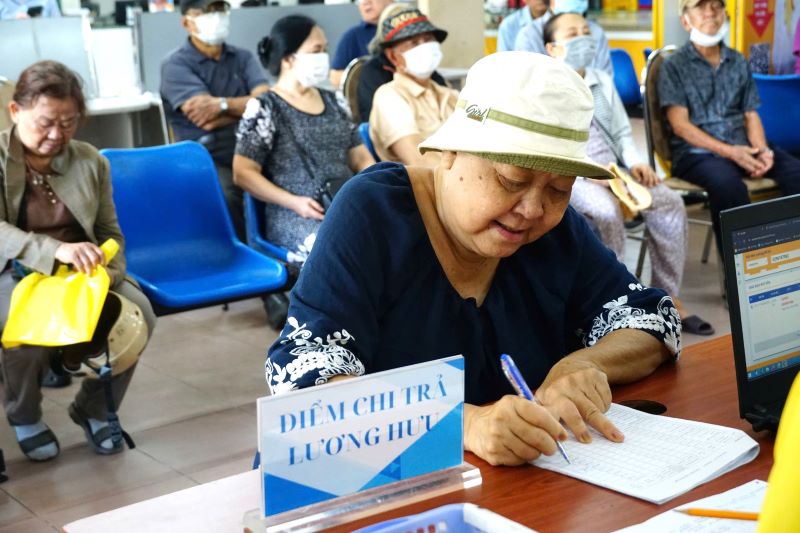 For pension and cash allowance recipients, Ho Chi Minh City Post Office will organize payment from January 4, 2025 to February 25, 2025 (except for weekly holidays, holidays, and Tet according to regulations). Photo: Duc Long