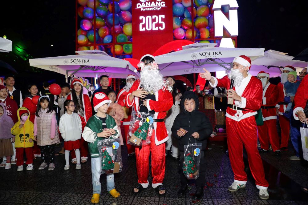 Tặng 2000 phần quà Noel cho người dân, du khách Đà Nẵng. Ảnh: Trung tâm Xúc tiến Du lịch Đà Nẵng