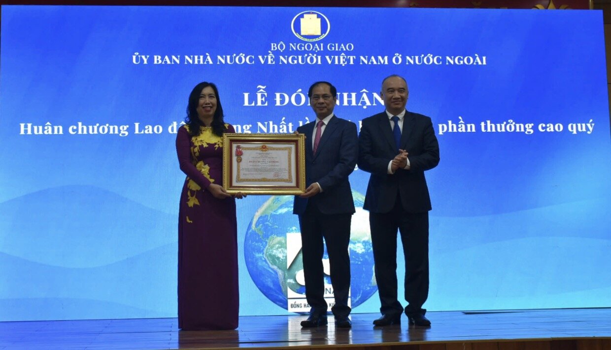 Member of the Party Central Committee, Deputy Prime Minister, Minister of Foreign Affairs Bui Thanh Son presented the First Class Labor Medal to the State Committee for Overseas Vietnamese. Photo: State Committee for Overseas Vietnamese