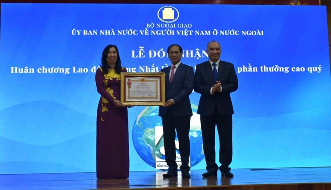 Ủy ban  người Việt nhận Huân chương Lao động hạng Nhất