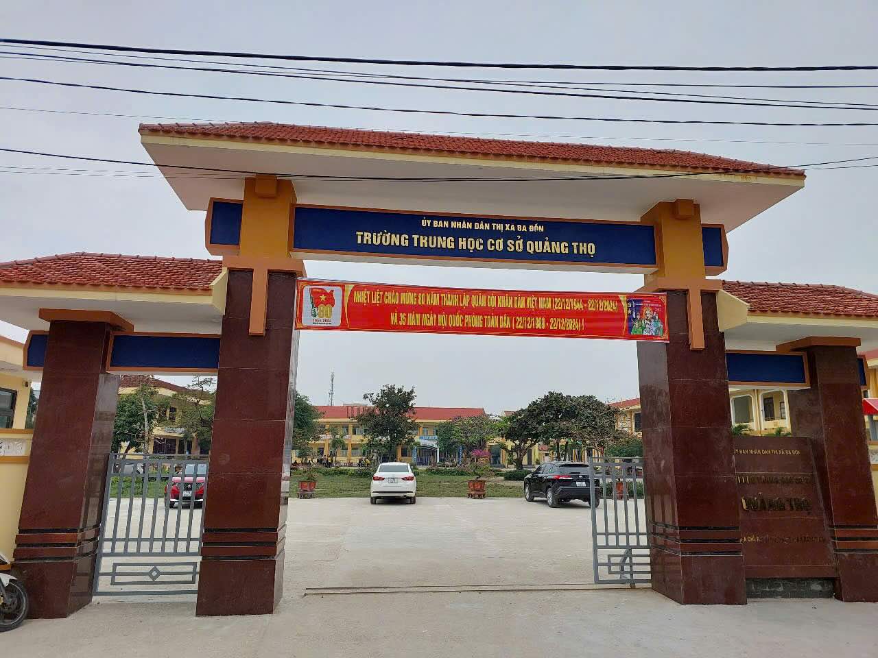 The principal of Quang Tho Secondary School complained about the disciplinary decision of the People's Committee of Ba Don town. Photo: H. Huong