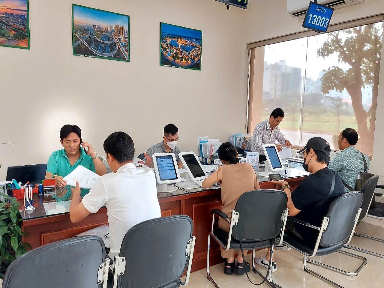 Officials in Thu Duc City (HCMC) process documents for people. Photo: Minh Quan