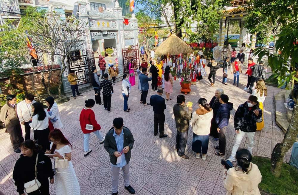 New Year's Day at a Hue pagoda. Photo: Hoang Hanh