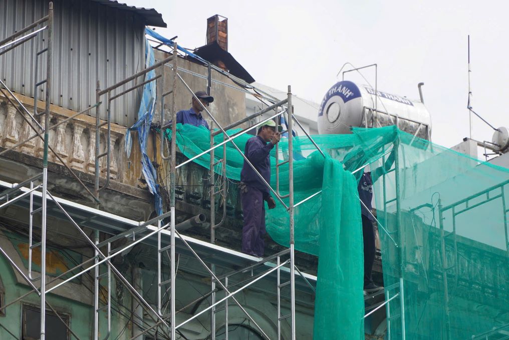Workers are dismantling the apartment building at 440 Tran Hung Dao on December 25. Photo: Nguyen Chan