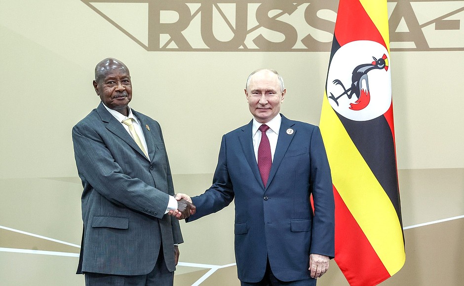 Tong thong Nga Vladimir Putin tiep Tong thong Uganda Yoweri Kaguta Museveni tai Hoi nghi thuong dinh Nga - chau Phi, thang 7.2023. Anh: Kremlin