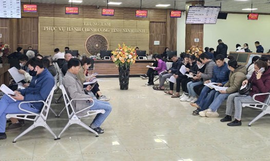 Người dân ồ ạt đi làm thủ tục đổi giấy phép lái xe tại Trung tâm phục vụ hành chính công tỉnh Ninh Bình. Ảnh: Nguyễn Trường
