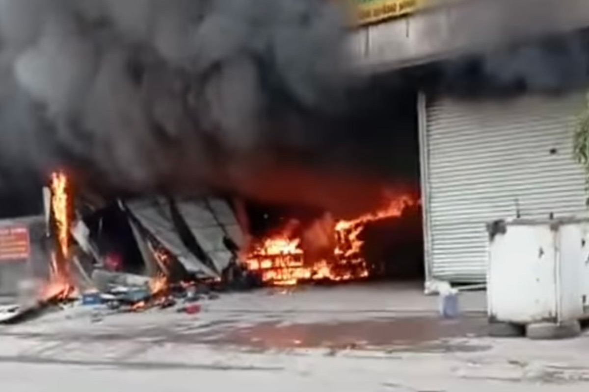 Scene of a car garage fire in Ha Long City, Quang Ninh Province. Photo: Provided by residents