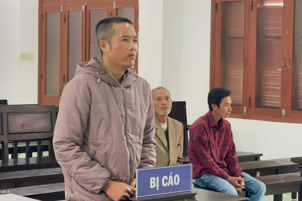 Bị cáo Trần Văn Nhân bị TAND tỉnh Phú Yên tuyên phạt 5 năm tù về tội Giết người, sau trận ẩu đả với người đi đường. Ảnh: Thế Minh