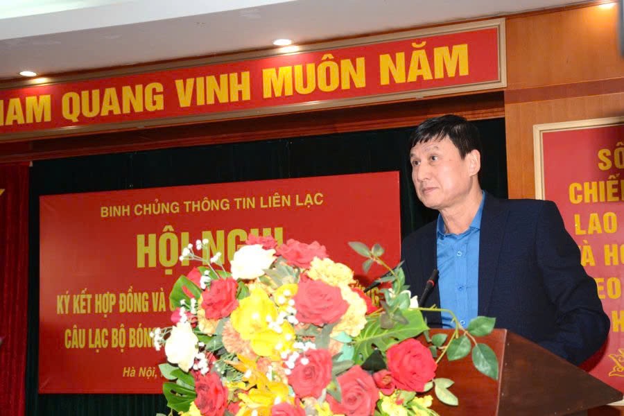 Coach Pham Van Long officially leads the women's volleyball team of the Information Corps. Photo: Hoang Hue