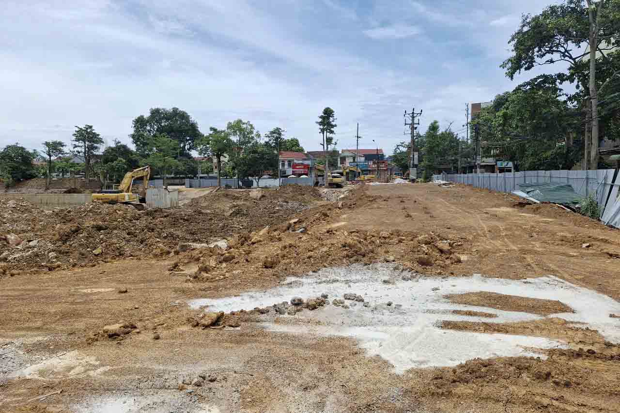 Tiểu dự án Cải thiện cơ sở hạ tầng đô thị Hương Khê này vừa được điều chỉnh tăng vốn thêm 80 tỉ đồng. Ảnh: Trần Tuấn.