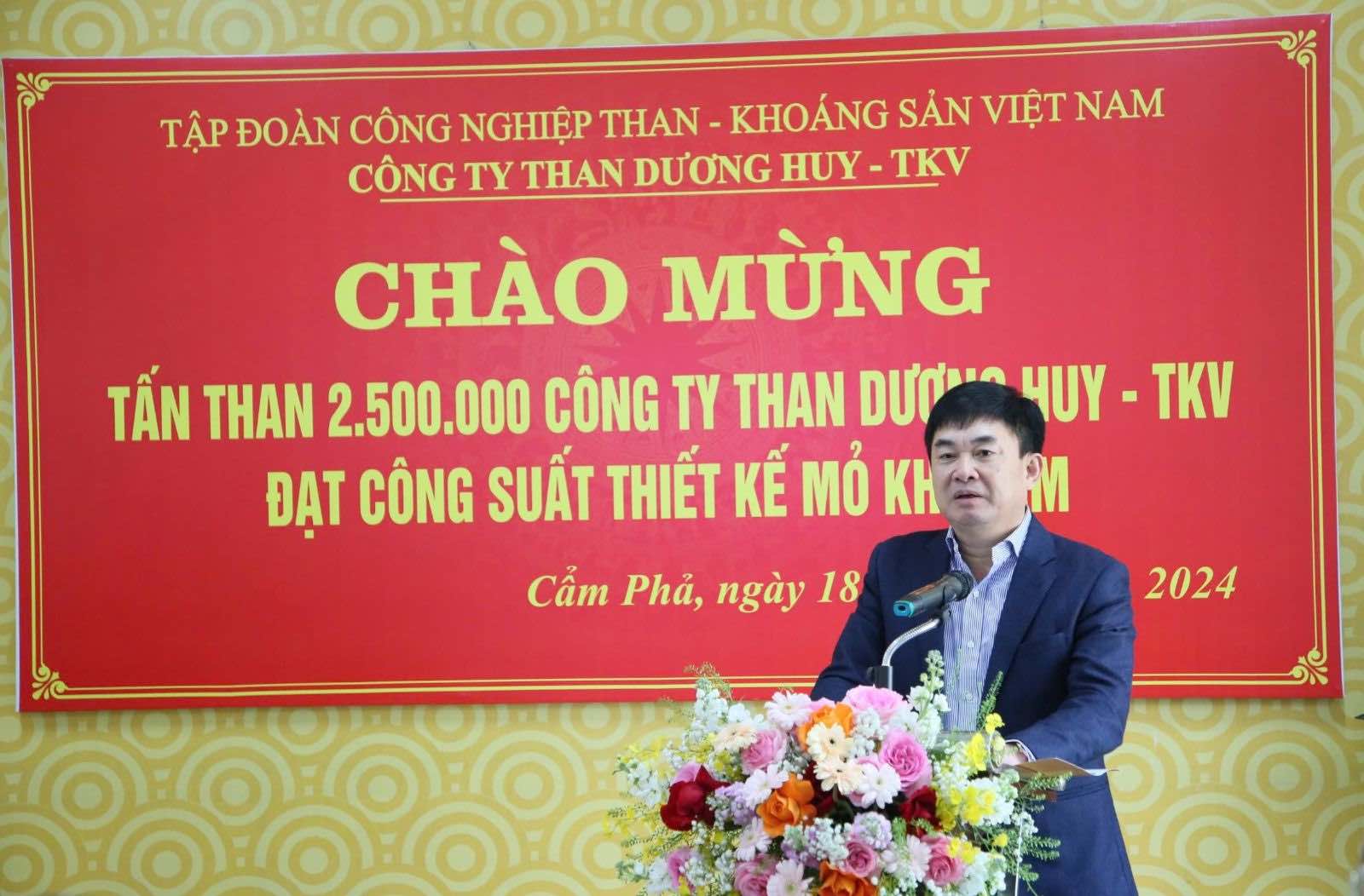Mr. Ngo Hoang Ngan - Chairman of the Board of Directors of the Group congratulated, acknowledged and commended Than Duong Huy for completing the 2.5 millionth ton of coal, reaching the designed capacity of Khe Tam mine. Photo: TKV
