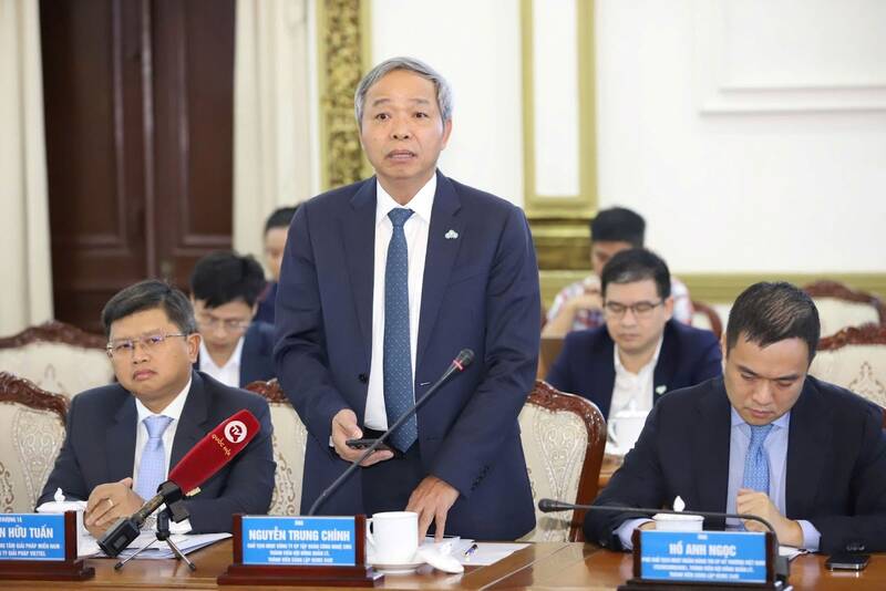 CMC Chairman speaks at the meeting with members of the Board of Directors, founding members, and members of the C4IR network held on December 22 in Ho Chi Minh City. Photo: Ngo Tung