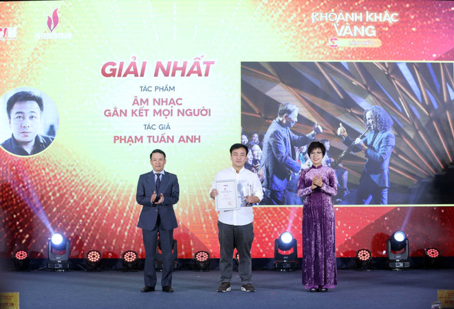 Author Pham Tuan Anh won first prize in the single photo category with a photo of General Secretary To Lam and artist Kenny G. Photo: Organizing Committee