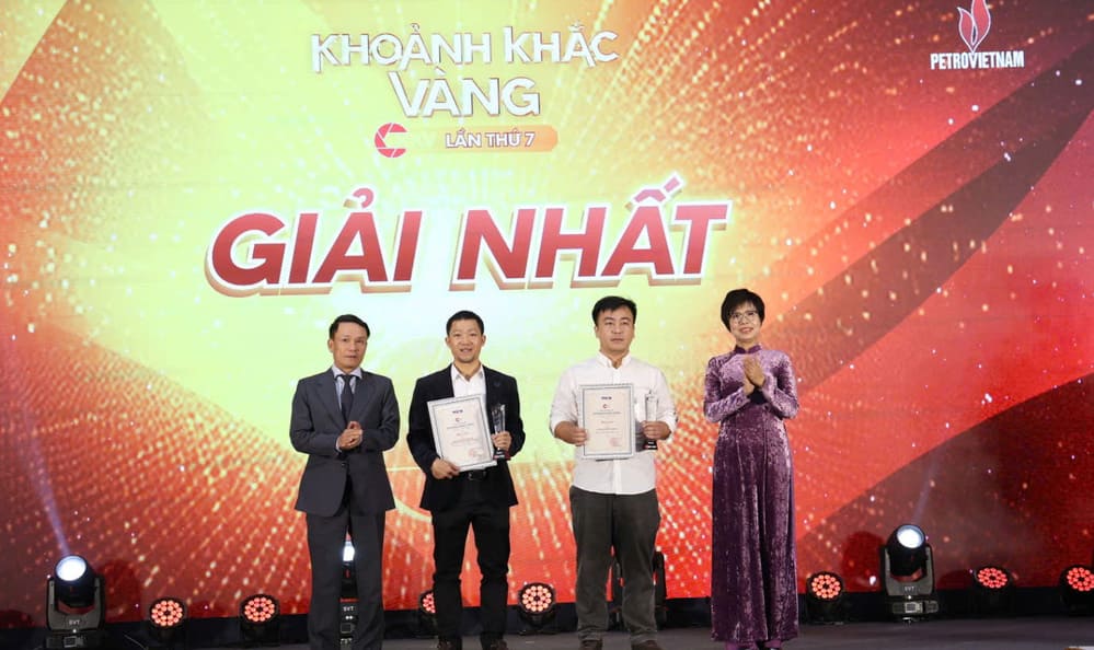 Tac gia Pham Ngoc Thanh (Ha Noi) doat giai Nhat voi tac pham anh bo “Bo doi dam minh trong bun tim kiem thi the nan nhan Lang Nu“. Anh: BTC