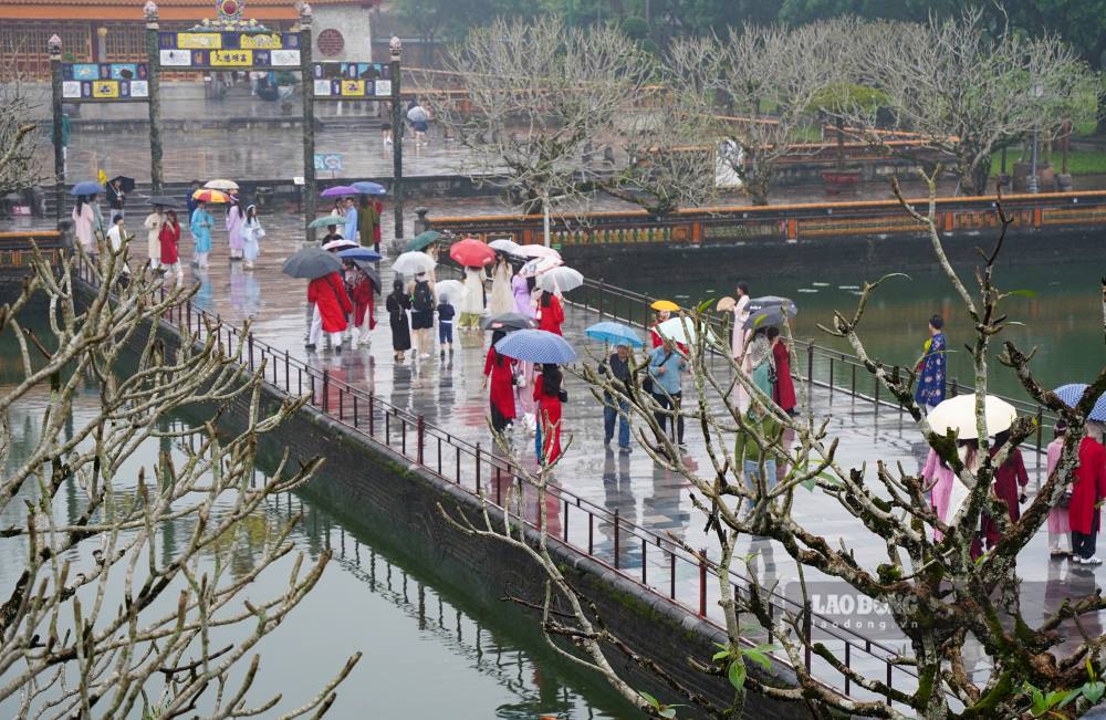 Dang chu y, du thoi tiet khong may thuan loi, du khach van tham quan Di tich Hue voi su hao huc va dam me kham pha van hoa lich su. Kinh thanh Hue, cac lang tam, cac ngoi chua... la nhung dia diem thu hut dong dao nguoi ghe tham, bat ke troi mua lon hay chi la nhung con mua phun nhe. 