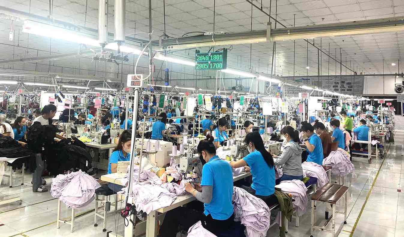 Dong Tien Joint Stock Company gives employees a bonus of 1.5 months' salary for the Lunar New Year 2025. Photo: HAC