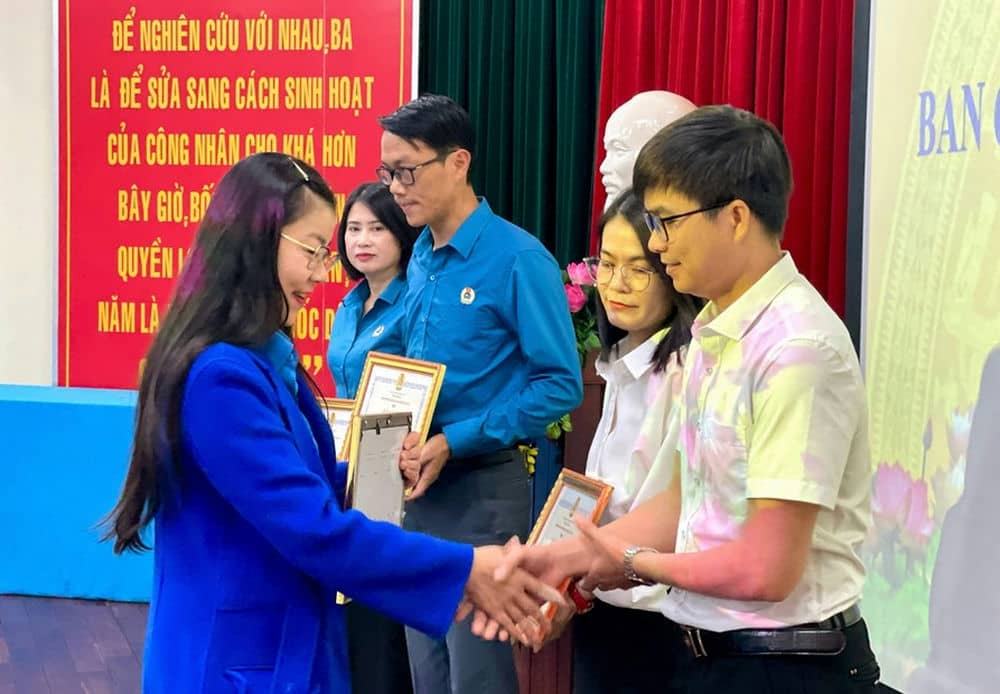 Representatives of Gia Lai Trade Union awarded certificates of merit to individuals with outstanding achievements. Photo: Thanh Tuan
