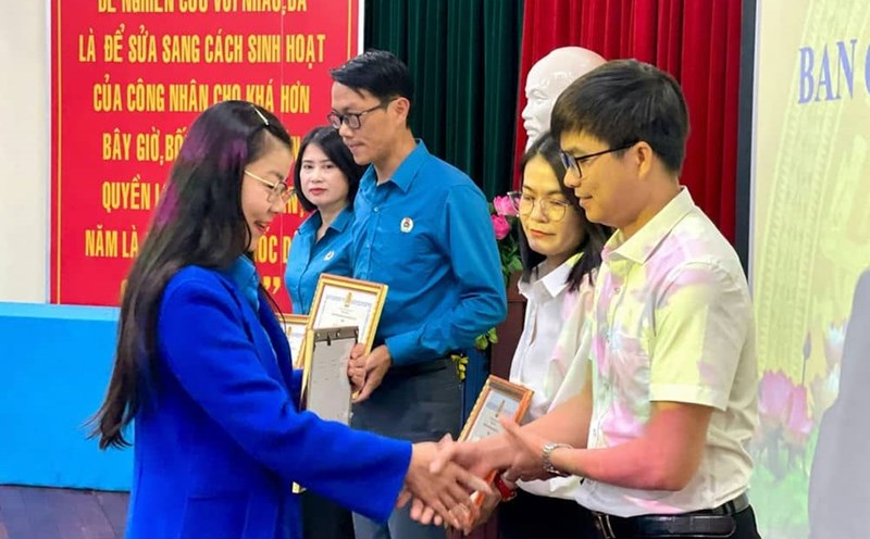 Representatives of Gia Lai Trade Union awarded certificates of merit to individuals with outstanding achievements. Photo: Thanh Tuan
